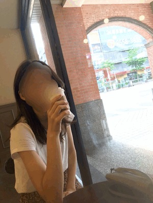 スケスケの衣装で…