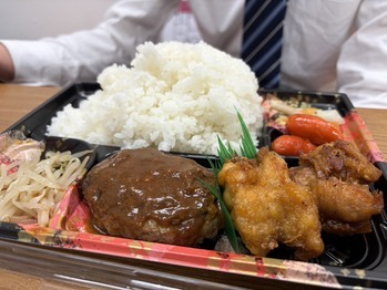 近くのおいしいお弁当屋さんで昼食♪by中の人